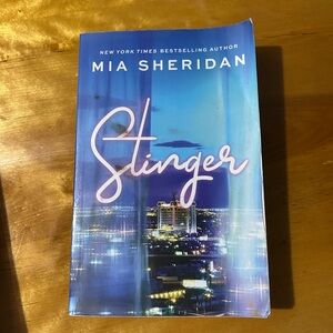Mia Sheridan "Stinger" Paperback Book - Blue Cover